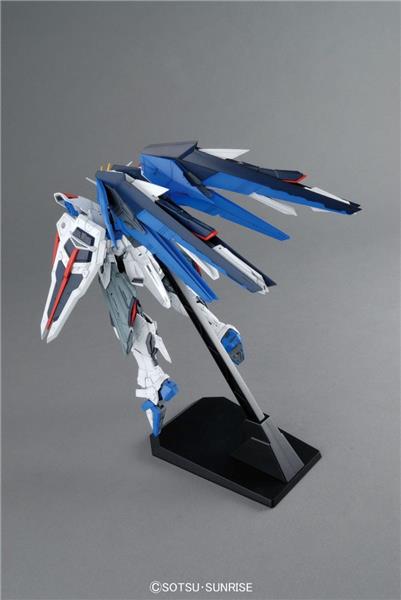 BANDAI Hobby MG 1/100 Freedom Gundam (Ver 2.0) 'Gundam SEED' Model kit