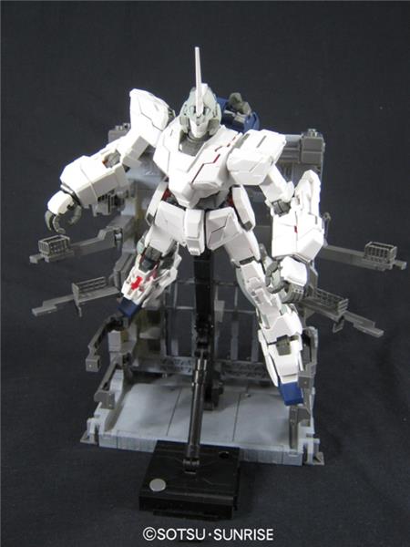 BANDAI Hobby MG 1/100 Unicorn Gundam (Screen Image Special) with MS Cage  'Gundam UC' Model kit