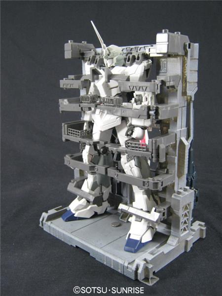 BANDAI Hobby MG 1/100 Unicorn Gundam (Screen Image Special) with MS Cage  'Gundam UC' Model kit