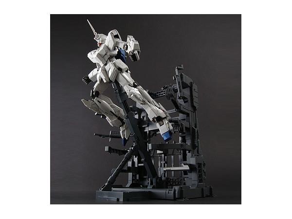 BANDAI Hobby MG 1/100 Unicorn Gundam (Screen Image Special) with MS Cage  'Gundam UC' Model kit